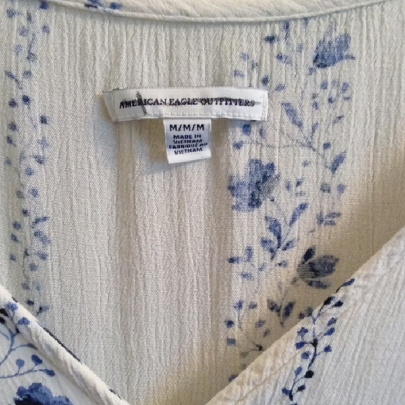 Womans M American Eagle Outfitters Blue and White Tie Front Crop Blouse Floral - Picture 2 of 5